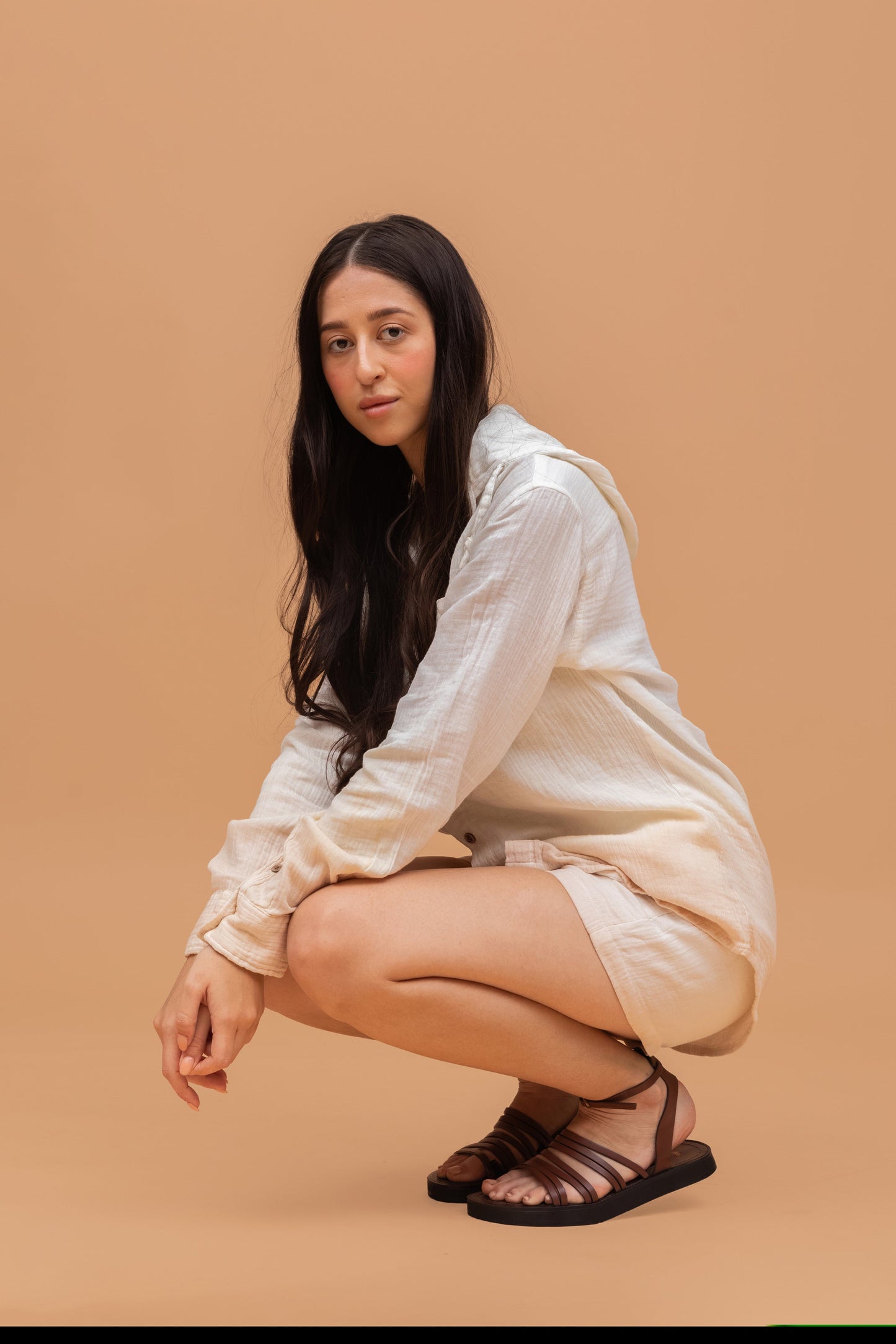 SAND SHADED GOTS-CERTIFIED WRINKLE COTTON SHORTS WITH LINING