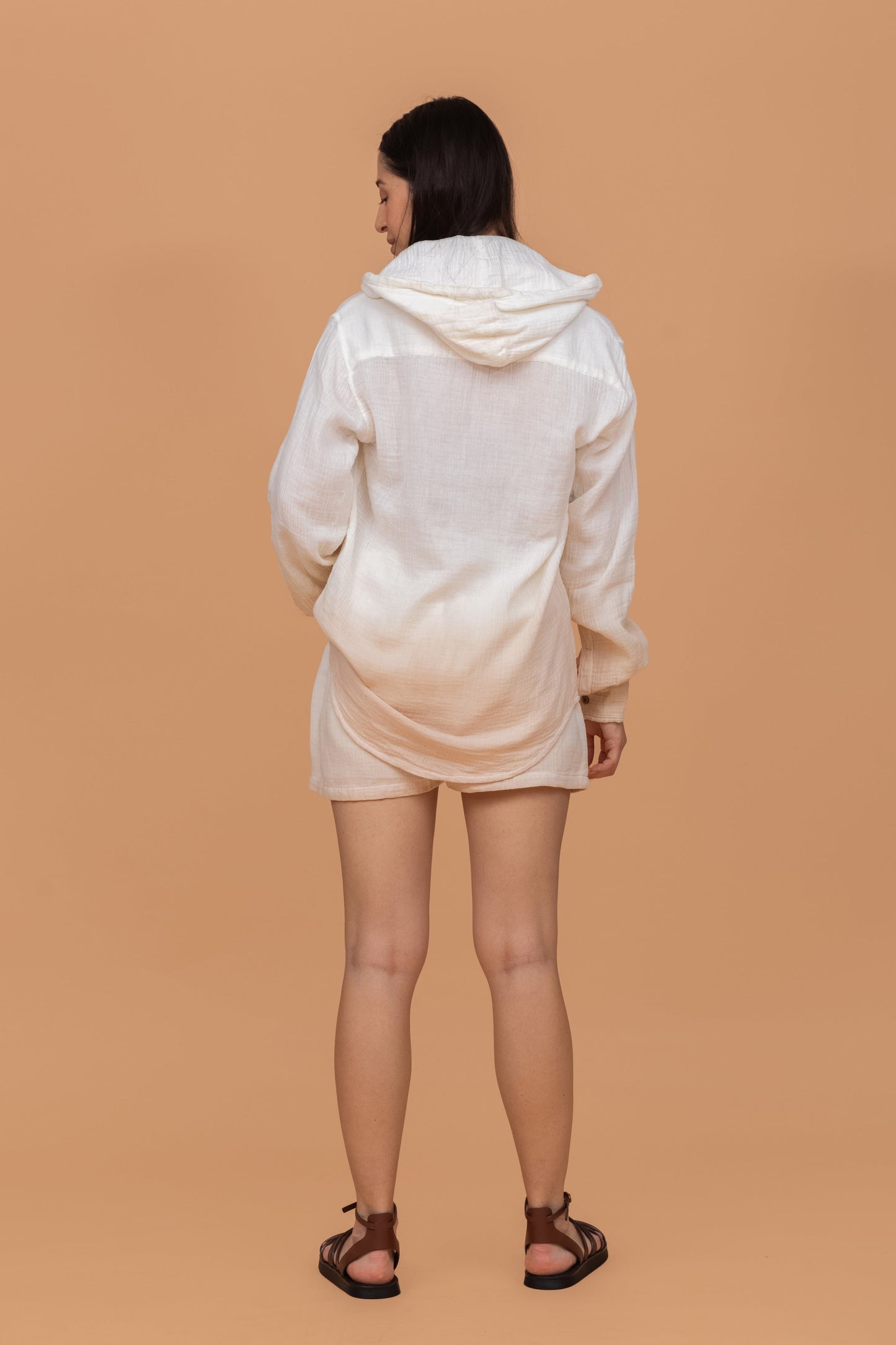 SAND SHADED GOTS-CERTIFIED WRINKLE COTTON SHORTS WITH LINING