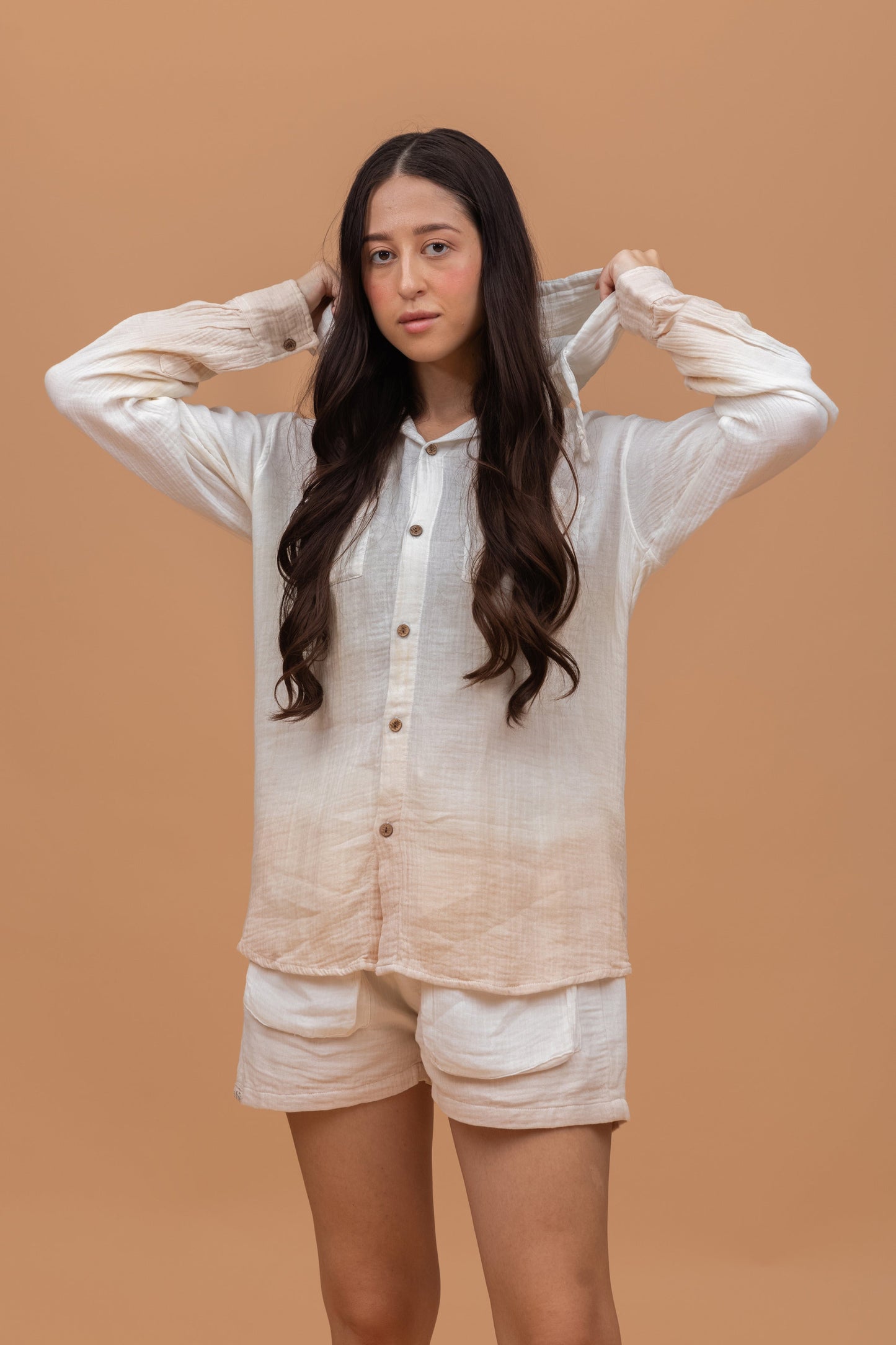 SAND SHADED GOTS-CERTIFIED WRINKLE COTTON HOODIE SHORTS CO-ORD SET