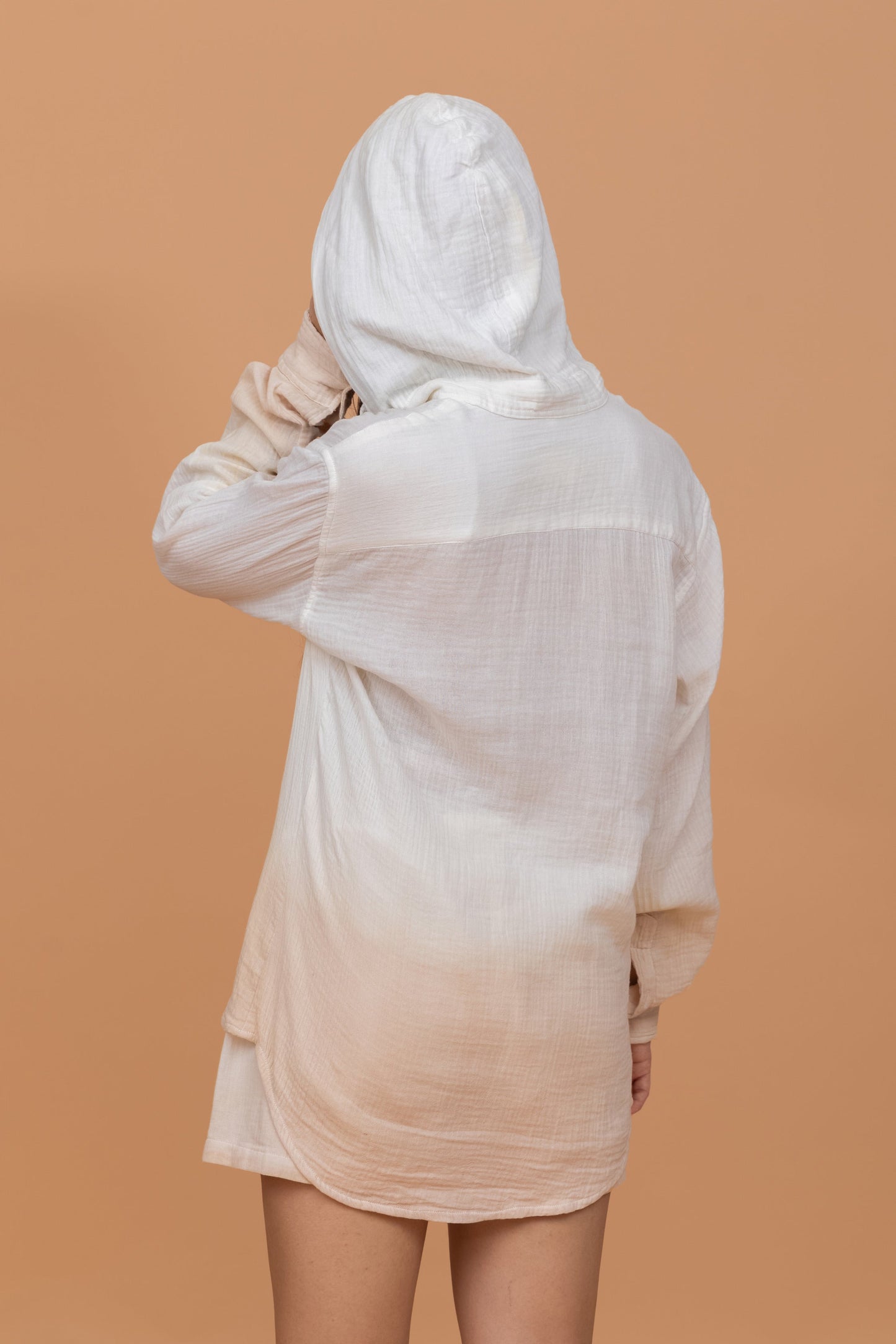 SAND SHADED GOTS-CERTIFIED WRINKLE COTTON HOODIE SHORTS CO-ORD SET